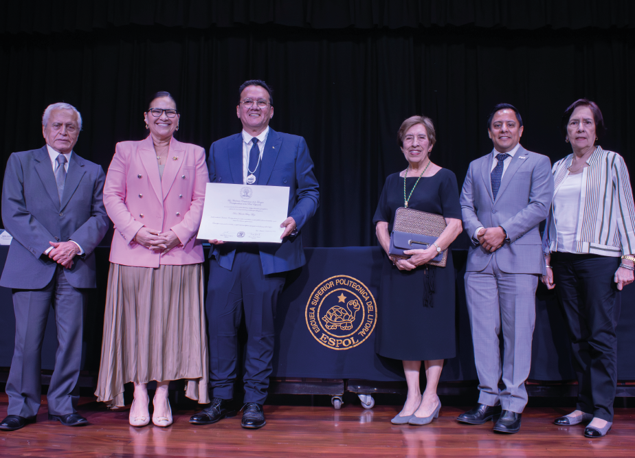 Docente  Homenaje Trayectoria Literaria FADCOM